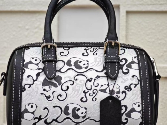 世运款蜀锦“变身”首饰、箱包